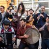 „Барселона џипси Балкан оркестра“ пред настапот во Скопје: Едвај чекаме заедно да ја отпееме „Море сокол пие“